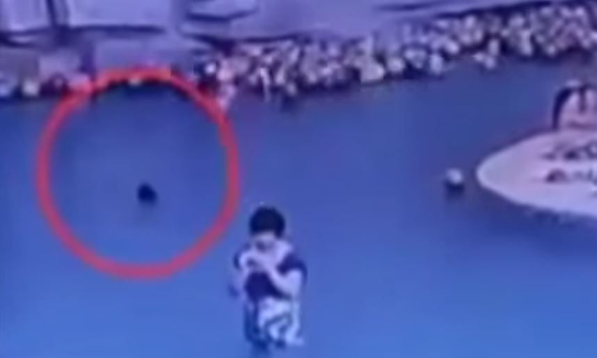 Stol ostida korish video Porno jinsiy aloqa mehmonxona