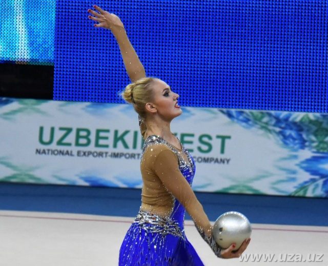 Guruh seks videosi (MFM) Biseksual juftliklar video