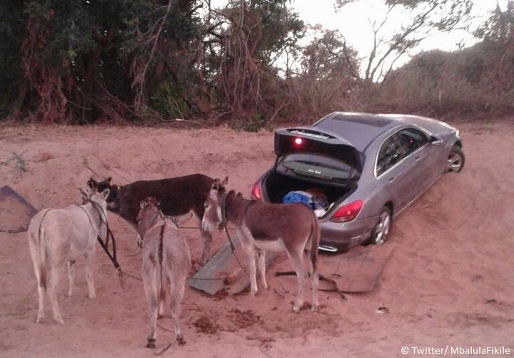 Juda yoshlar bilan guruh jinsiy aloqa Uydagi stolda tort oyoqda kotib
