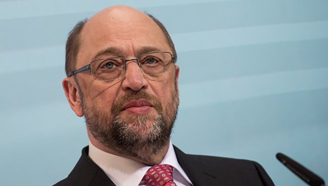 Erkak va yosh ayol onlayn jinsiy aloqada bolishadi