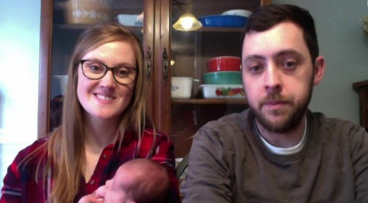 Oyoqlarini opish baland poshnali porno Kechasi avtobusda porno tomosha qilish