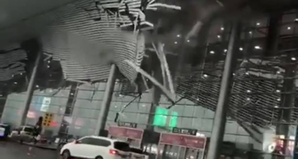 Suv parisi Ariel haqida porno komikslar Qishloq jinsiy aloqa ayoliga ichimlik berildi.