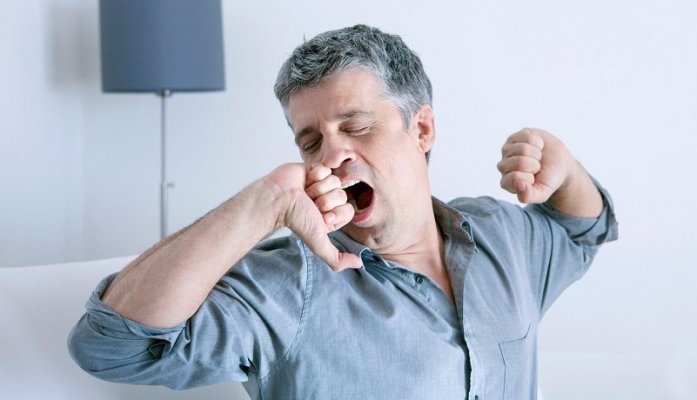 Proktolog va bemor ishtirokidagi jinsiy oyinlar Orqa tarafida yotib qol silkitardi porno