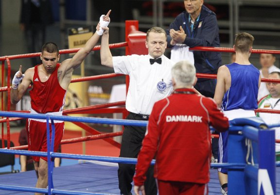 Internetda jinsiy aloqa uchun oqituvchini shantaj qilish