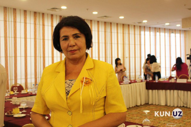 Uyda it uslubidagi jinsiy aloqa fotosurati