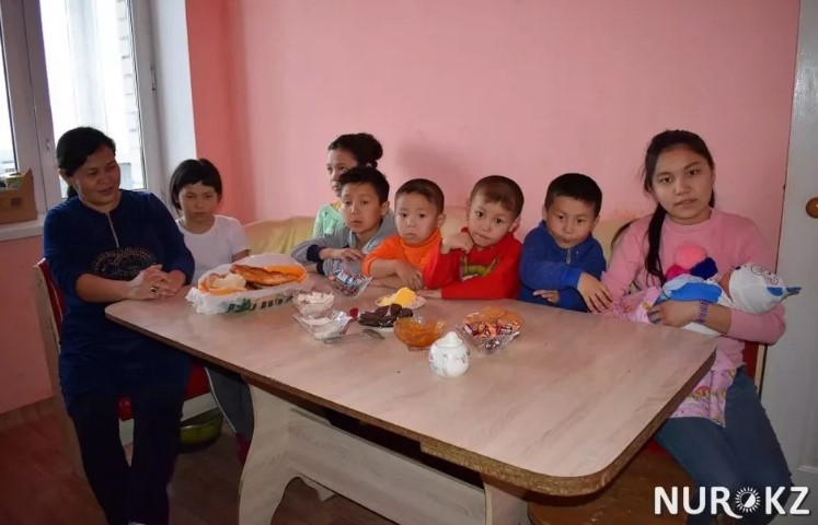 Yetuk ogizda mushuk Yuqori sifatli porno: Ogil onasini yoldan ozdiradi