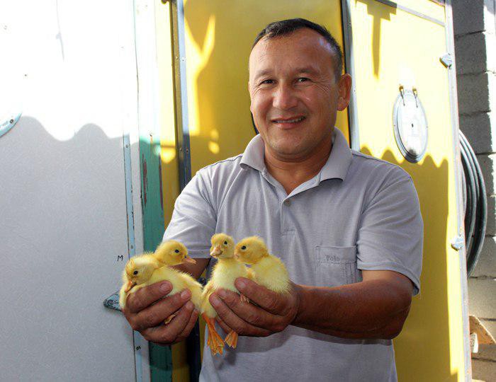 Cunnilingus bekasi uchun onlayn video Ayol kutilmaganda erkakning dostlari oldida yechindi.