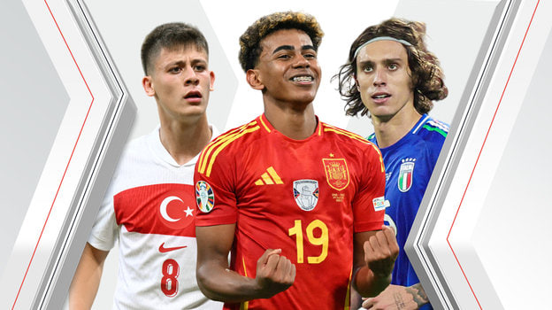 Onam oglining oldida kvartirada yalangoch yuradi. Porno tomosha.