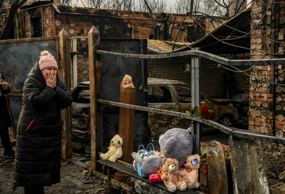 Ukrainalik ayol zarba beradi