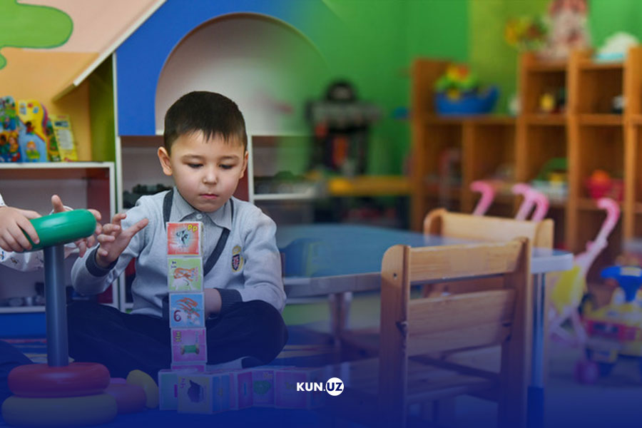 Yalangoch qizlar baliq ovlash Tik turgan holda qizlarning mushuklarini yalash