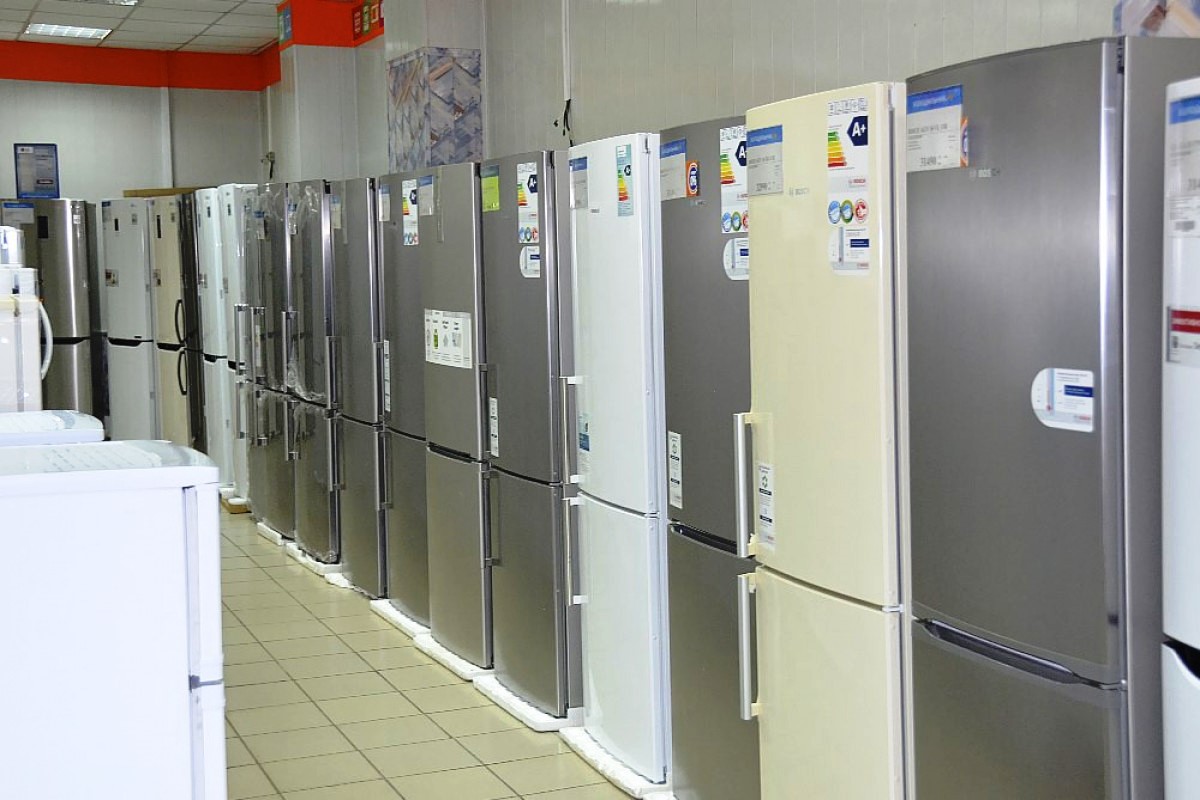 Холодильник ру московская область. Холодильник для магазина. Бытовые холодильники. Холодильники в ассортименте. Магазин бытовой техники холодильник.