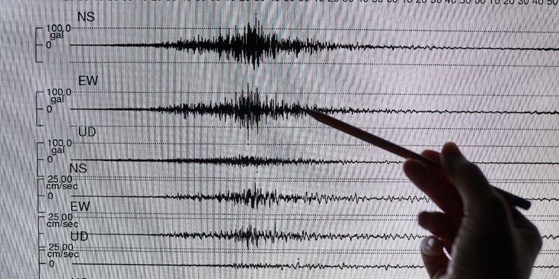 Porno xotini sikiklari erini strap-on bilan va u cums