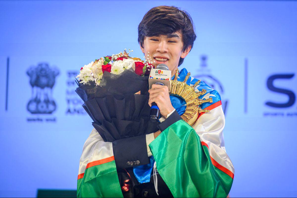 President Shavkat Mirziyoyev awards Javokhir Sindarov.