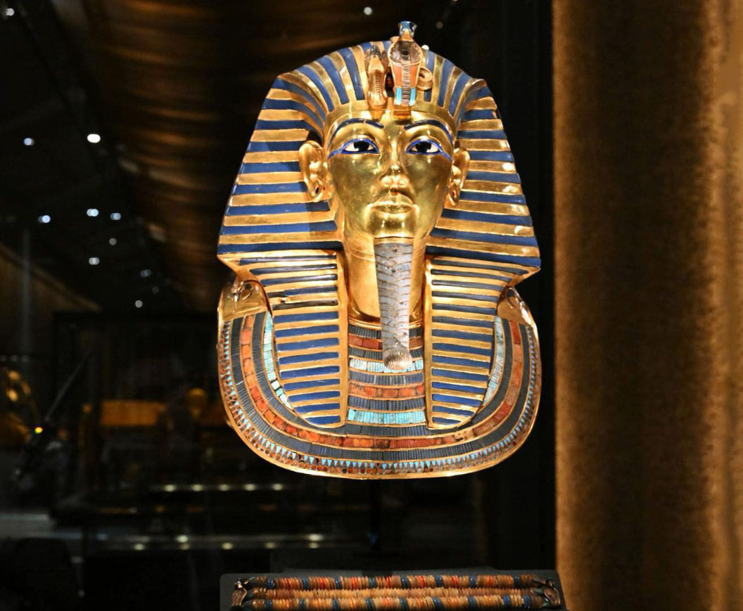 4k qiz külot oyoqlari striptiz jamoat holda yechinib