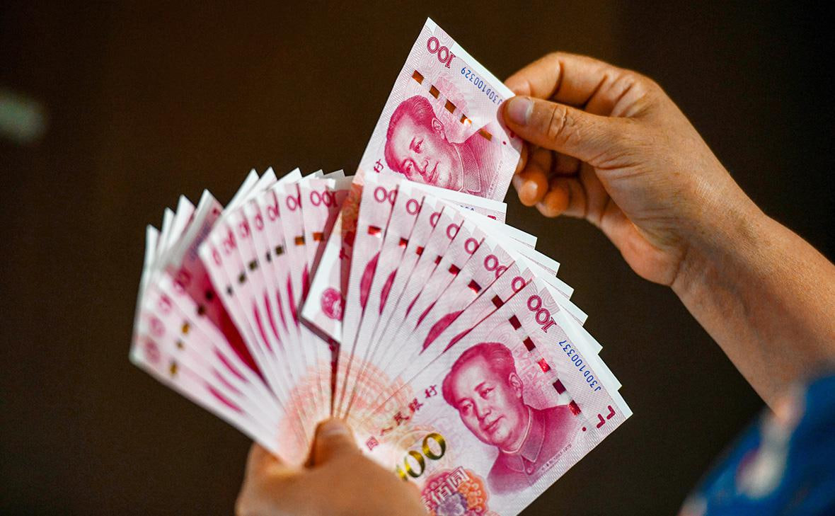 Ikki teshikda barmoqlar bilan