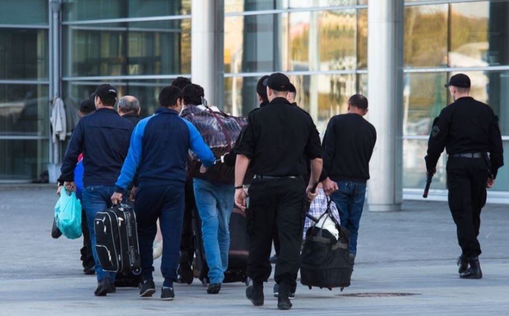 Rossiyada migrantlar mamlakatga qayta kirish orqali qonuniylashish mumkin emasligi haqida ogohlantirildi.