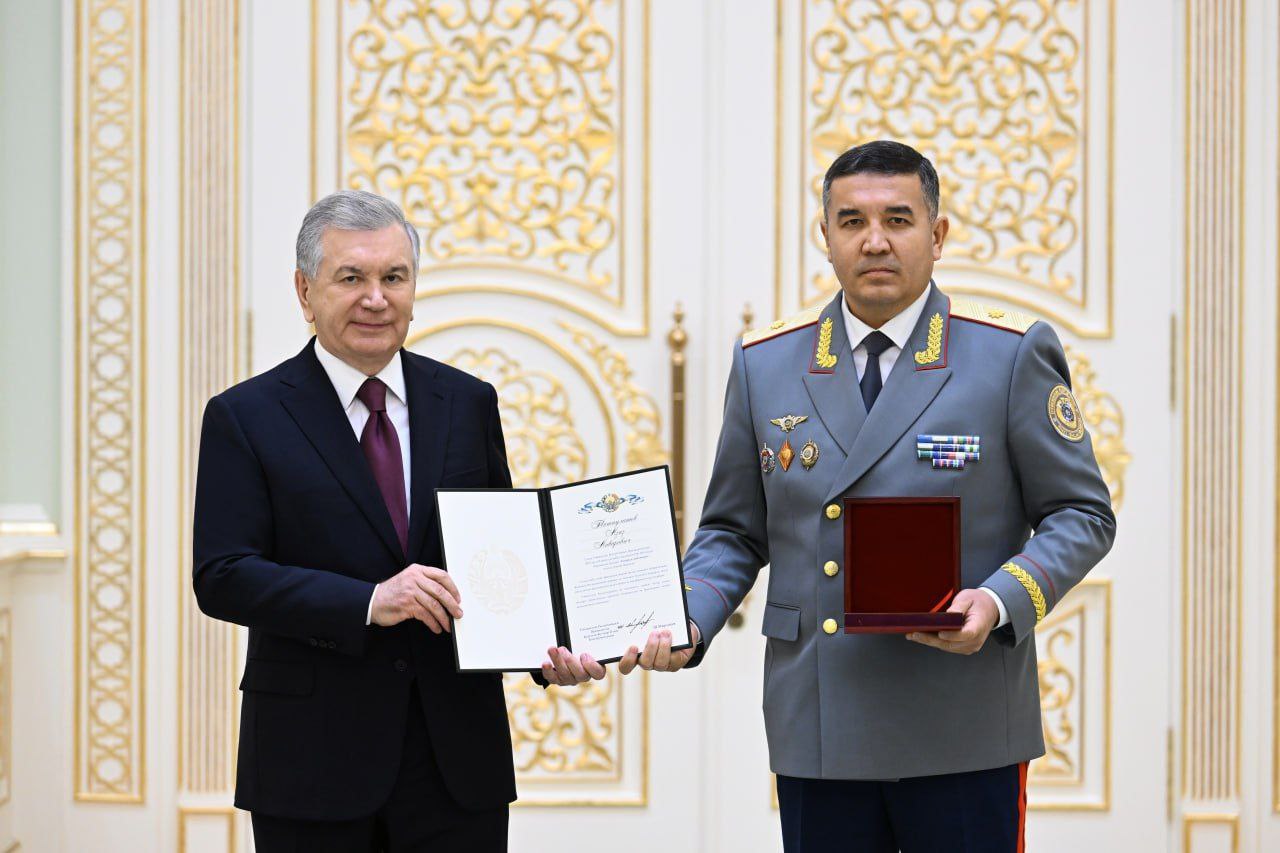 Jinsiy aloqa video: Bir ayol va ikki erkak bir-birining mushukidan opishmoqda.