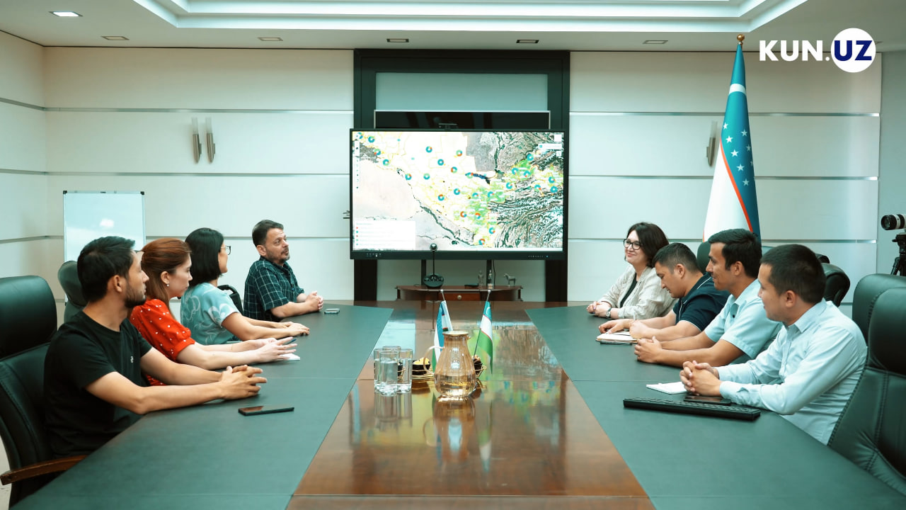 Bir yigit kochada otib ketayotgan qizlarga irgadi. Osilgan yalangoch qizlar