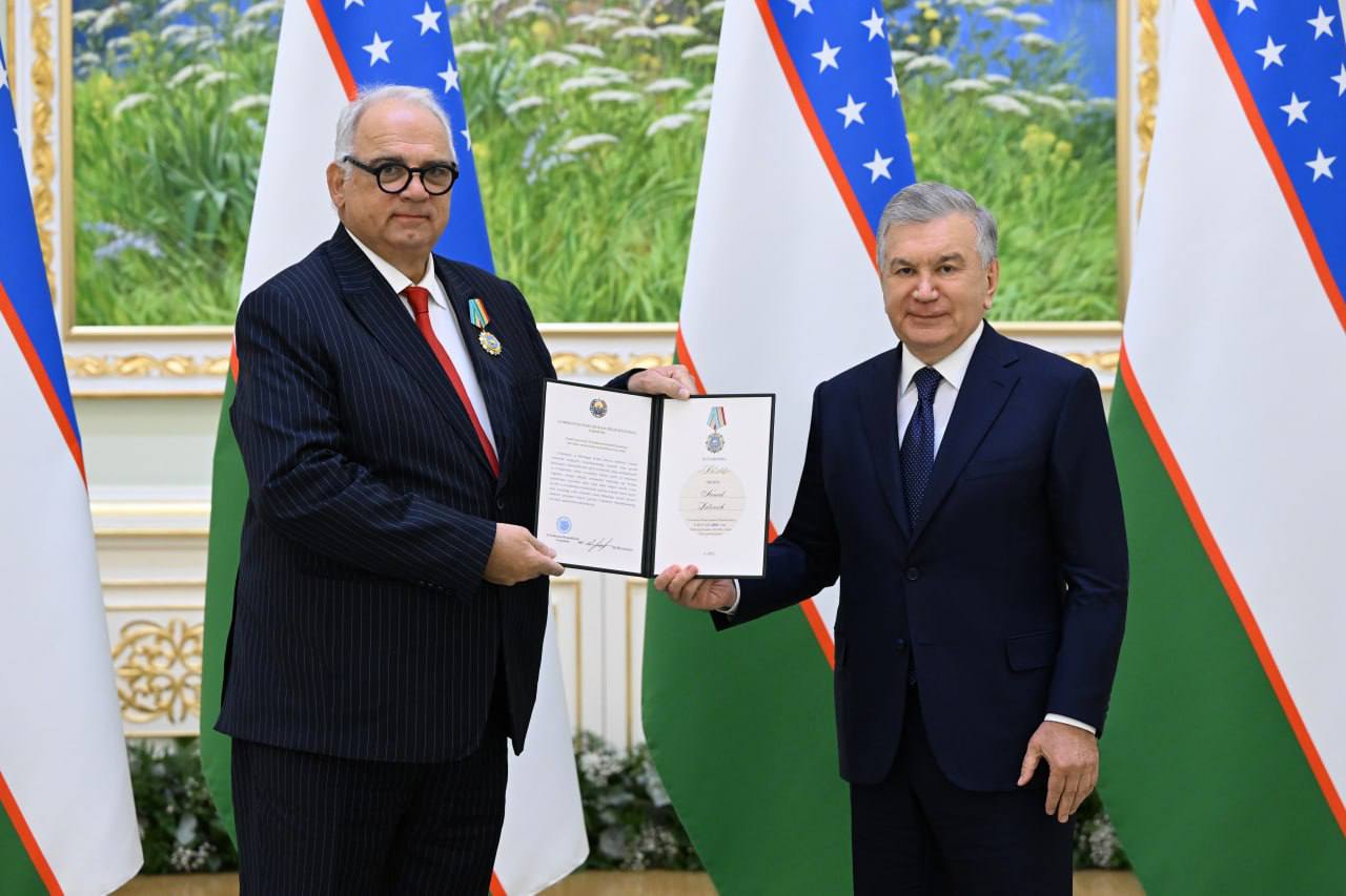 President Mirziyoyev honors UWW chief Nenad Lalović with the Order of Friendship.