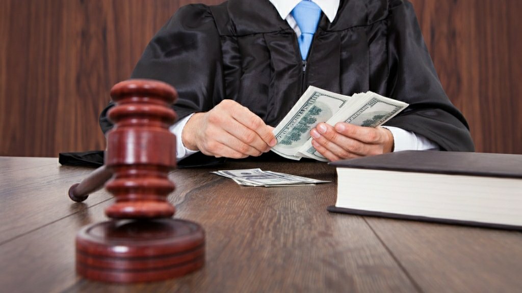 Economic court judge in Syrdarya detained while accepting $3,600 bribe.