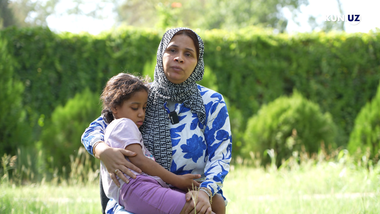 Rus porno onlayn: Elena Berkova va qora tanli erkaklar