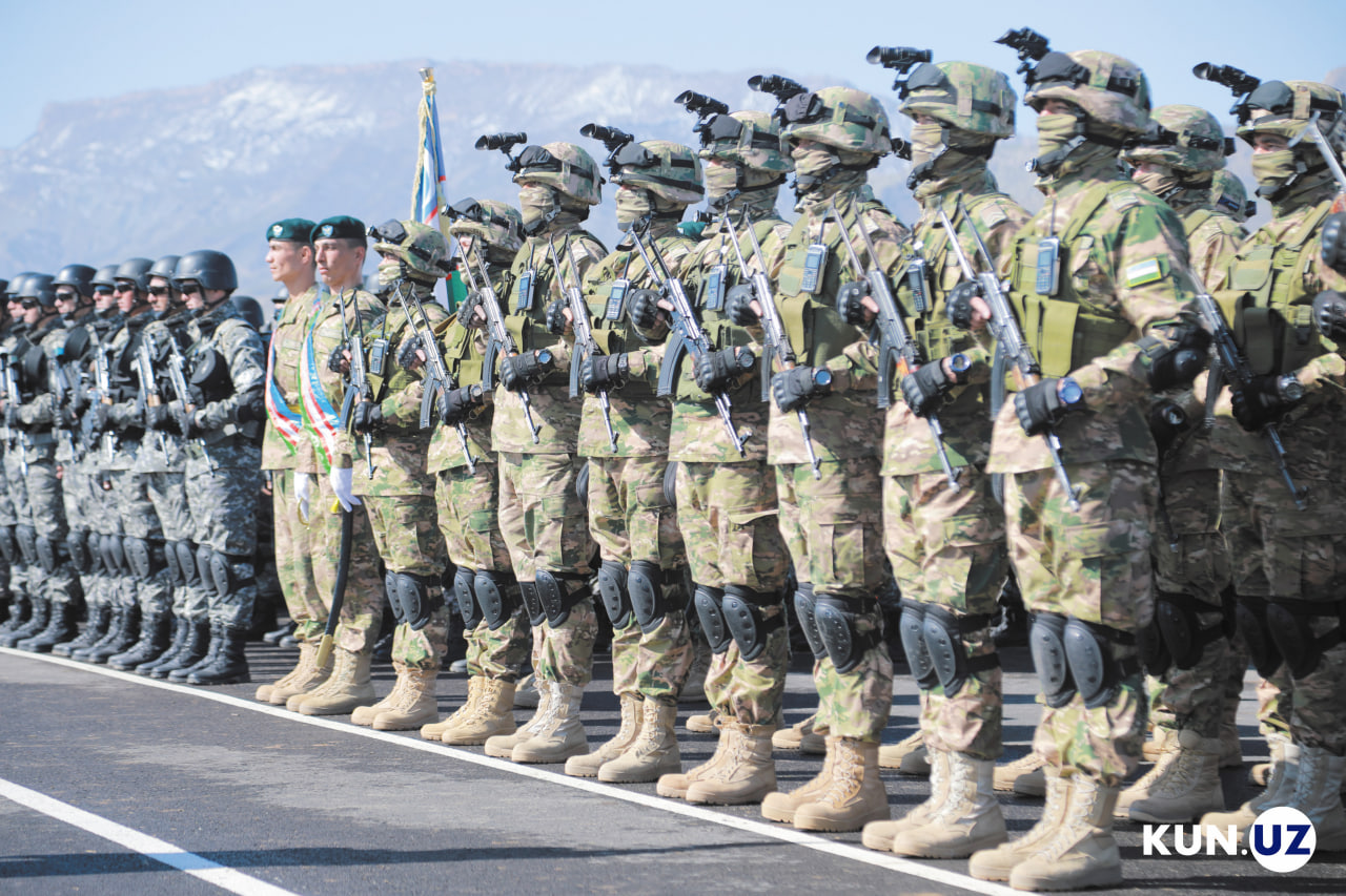 Shortsa kiygan qoramagizlar otirishibdi