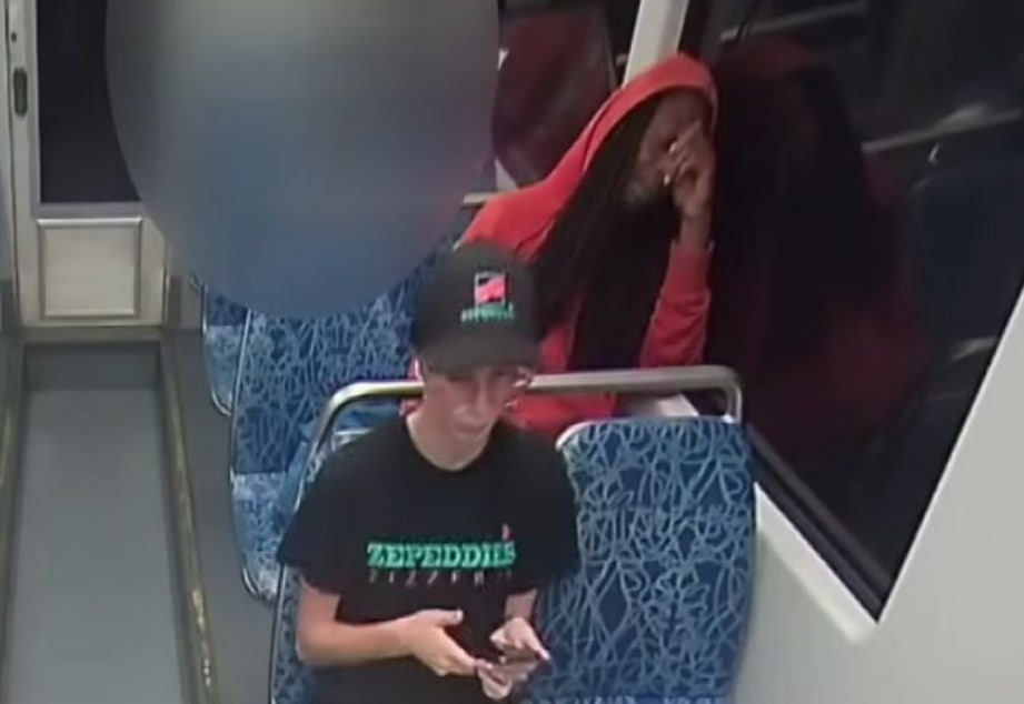 Qozoq qiz va qiz dosti Lezbiyenning uyatchan qizni aldashini onlayn tomosha qiling.