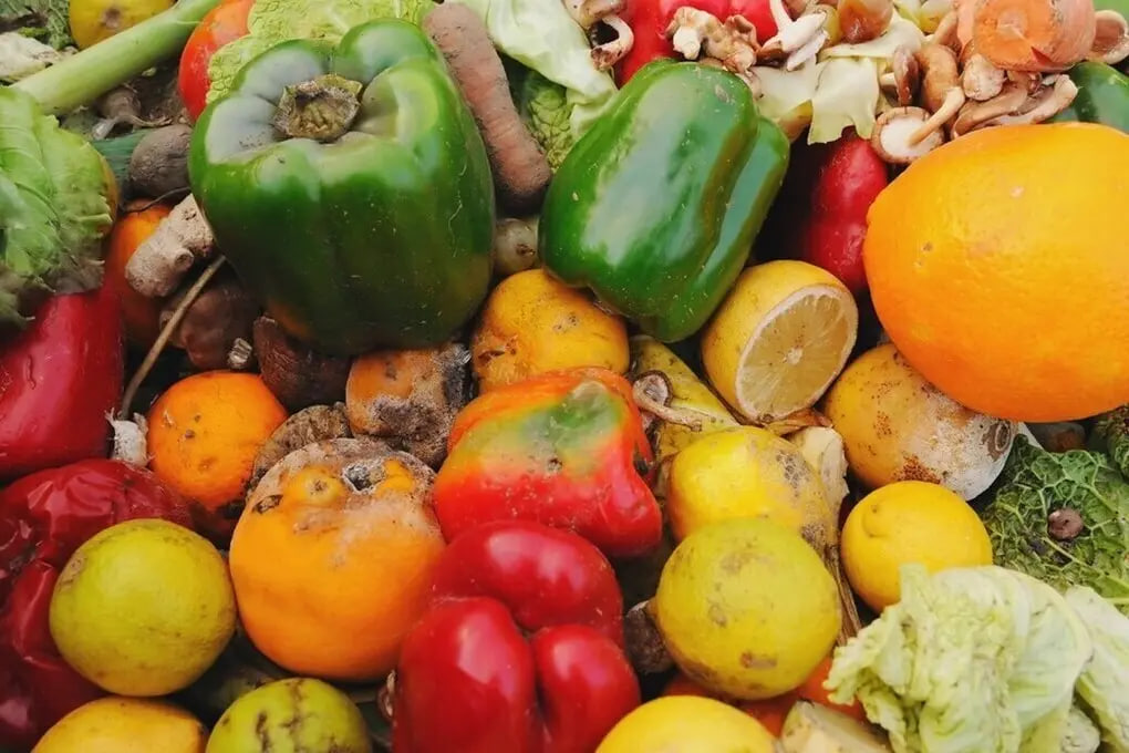 Authorities seize over 130 tons of spoiled food from markets across Uzbekistan.