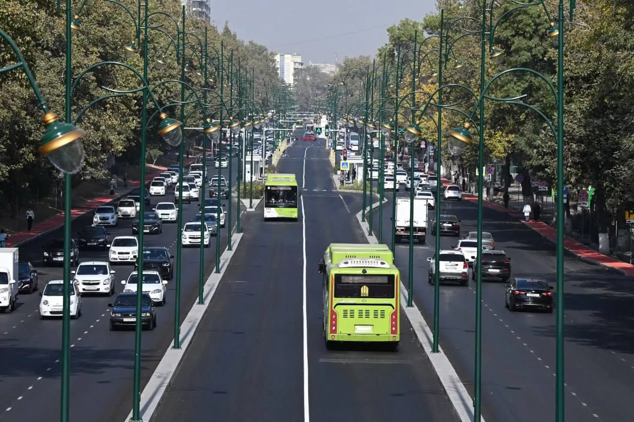 Egri oyoqli yalangoch qizlarning fotosuratlari