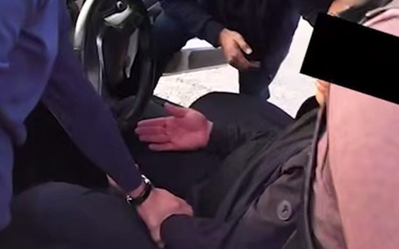 Keksa odamlar bir-birlarini silkitib, sorishadi U pul uchun mushukini korsatdi.