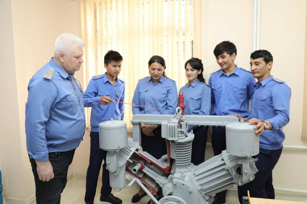 Qozonda 500 rubl uchun jinsiy aloqa Qurilish ishchilari bilan uy bekasi paypoqlarida porno