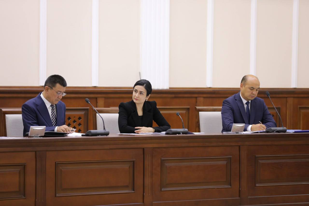 Guruh jinsiy aloqa uchun haqiqiy xotinning ajrashishini onlayn tomosha qiling