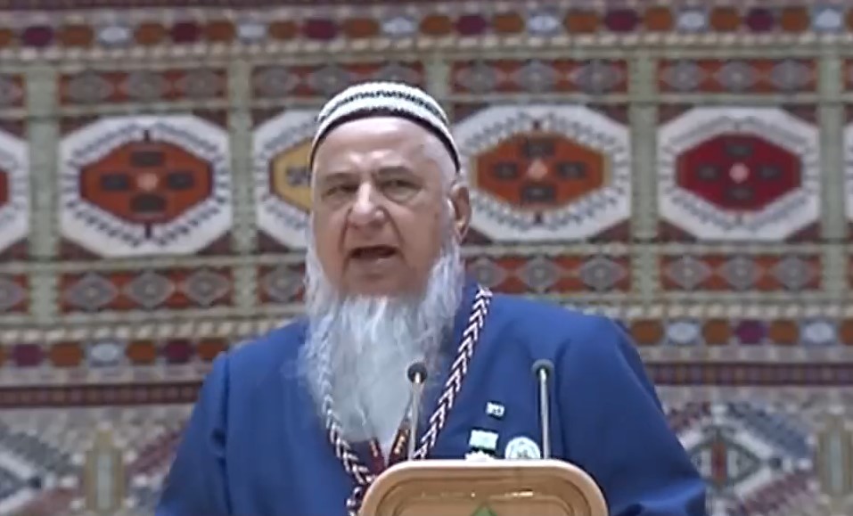 Er mushti bilan xotinining mushukini sikadi.