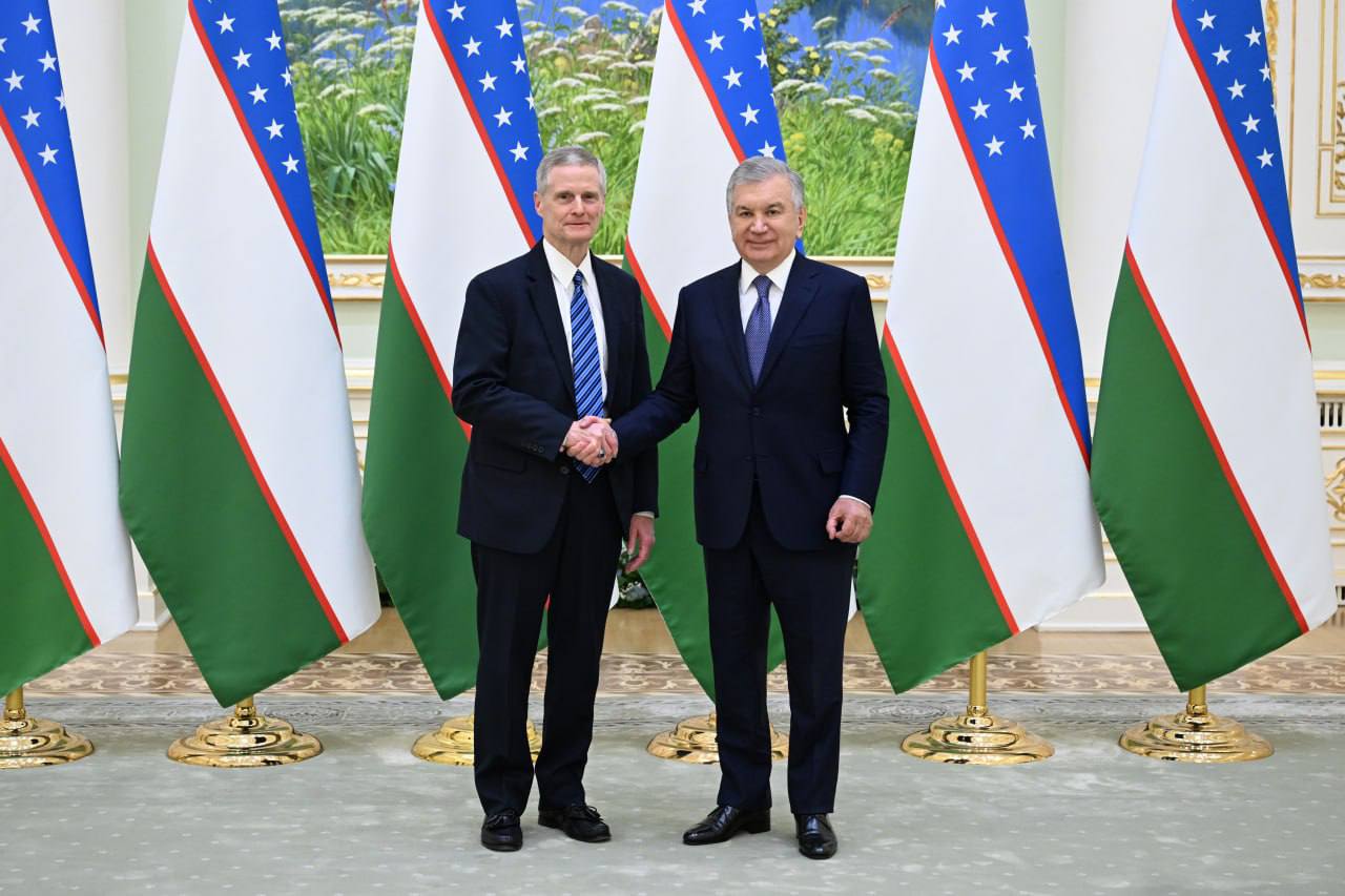 President Mirziyoyev holds talks with Utah business delegation on expanding cooperation.