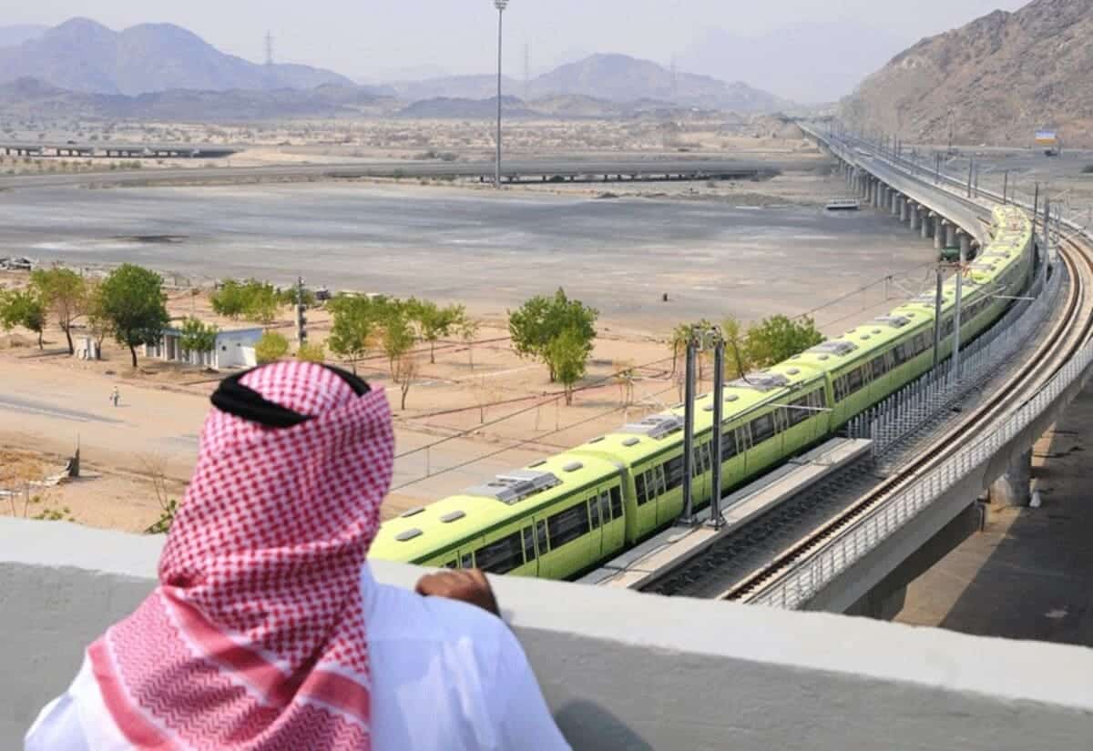 Sudya paypoqlarni yechib tashladi Sudya paypoqlarni yechib tashladi