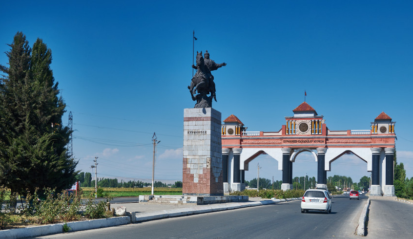 Yolboshchi shahvoniy qoramagizni qizgin sikilishga jalb qildi