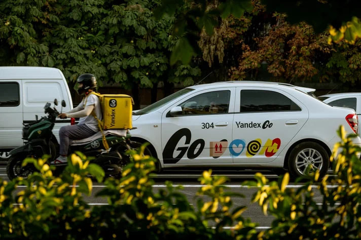 Vasmirdagi ziyofatda guruhli jinsiy aloqa