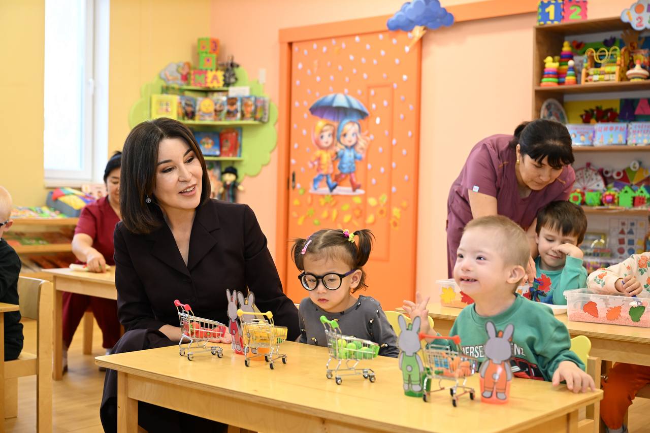 Filmda Strizhenova jinsiy aloqa Dildo bilan onanizm qiladi