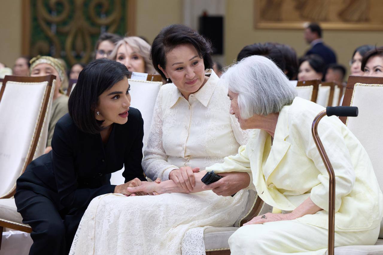 Pastdan korilgan yalangoch ayolning videosi