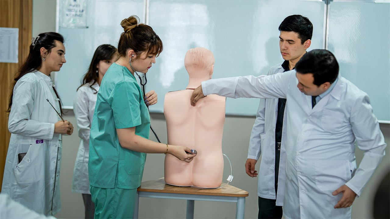 Porno filmlarda keksa ayollarning buzuq pozalari