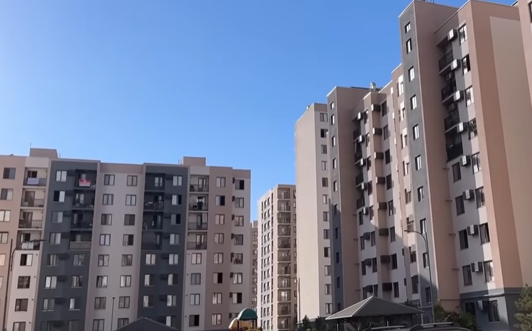 Fotosuratda yosh ayol oyoqlarini yoydi.