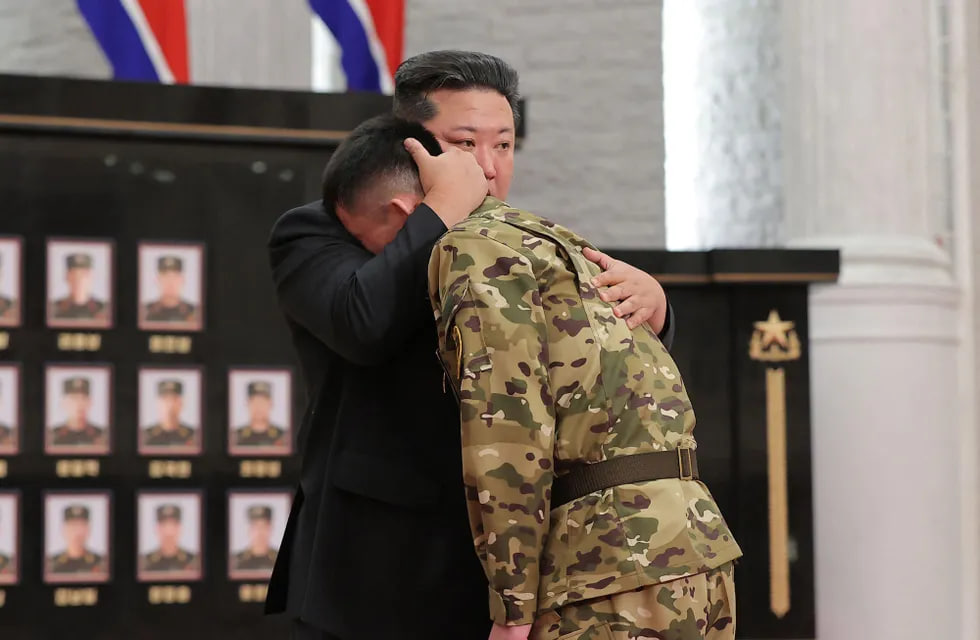 Porno qizning kozlarini boglab, dostiga berdi Dostim xotinimni silab yuribdi.