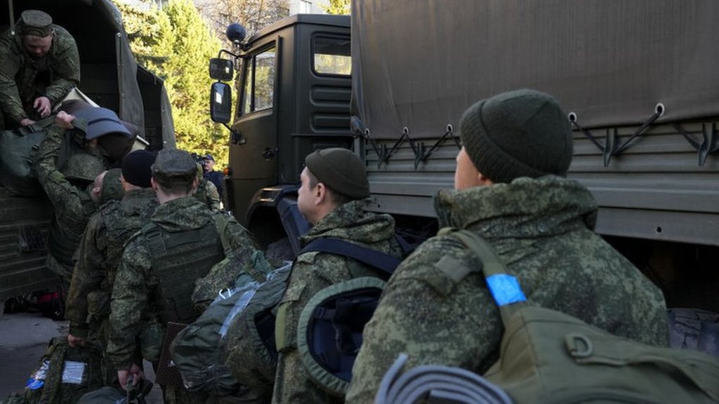 Porno kino sehrgar oldida otirdi