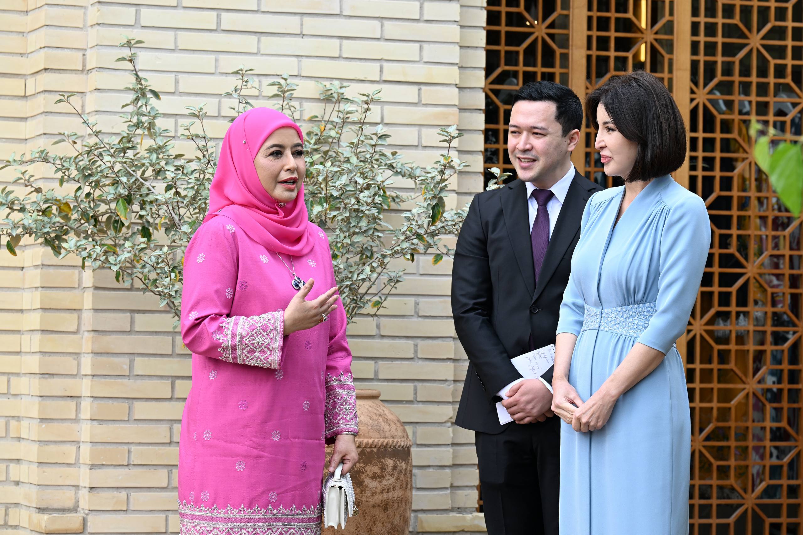 First Lady of Uzbekistan Ziroat Mirziyoyeva receives Queen of Malaysia in Tashkent.