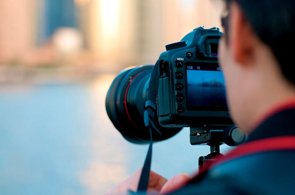 külot ichida yalangoch mushuk Yigitni yalab kordi