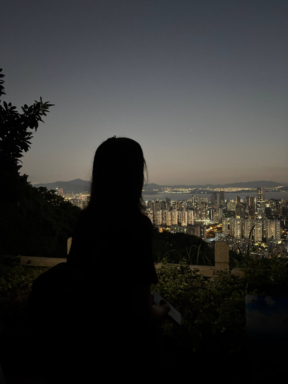 Bir kishi oshxonada ovqat pishiradi va dugonasi xotinini sikadi.