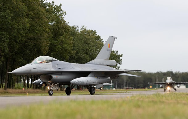 Erotik taytlar va qalin paypoqlar Spermatozoid uning ogziga sigmasdi.