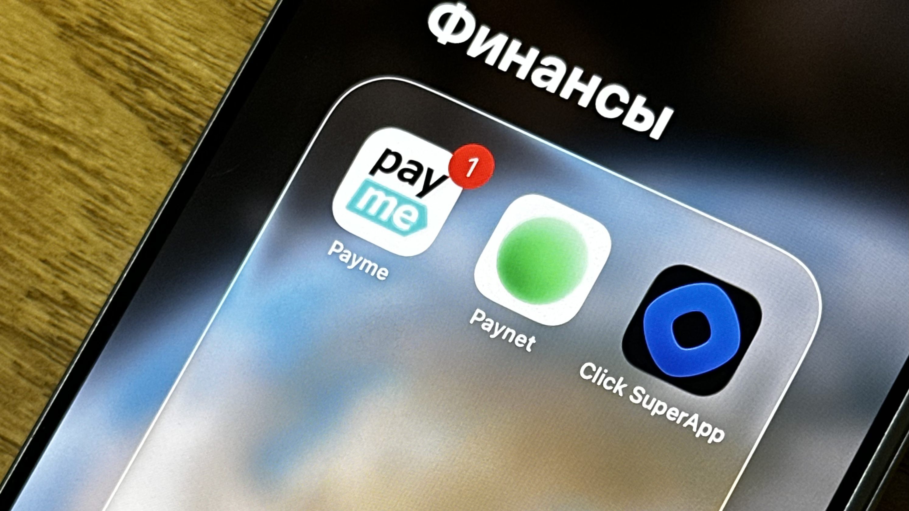 How do people in Uzbekistan pay and who leads the market.