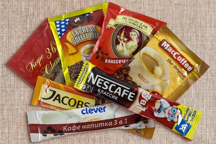 U qolini ogziga solib, boshini oyoqlari bilan mahkamladi. Chelsea Charms bilan porno video