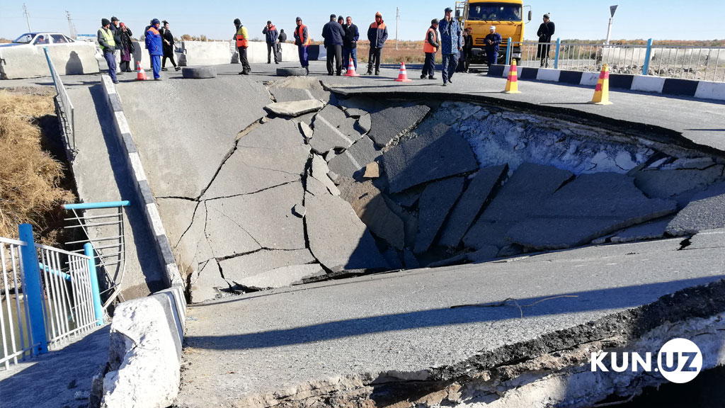 Фото: в Ургенче обрушился мост - 1